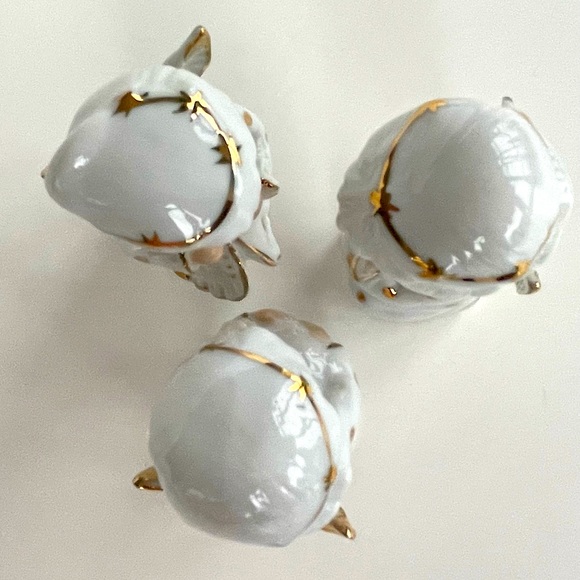 A Set of Three Vintage Porcelain Angel Figurines - Picture 13 of 16